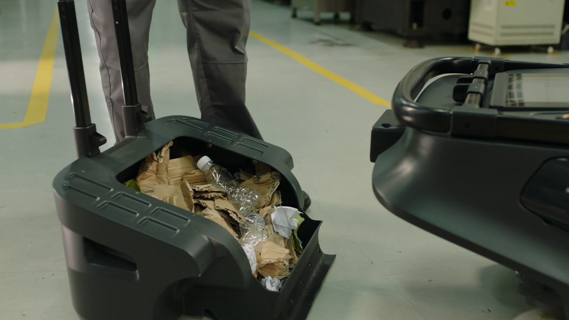 PUDU MT1 Kehrroboter – Autonomer Reinigungsroboter mit 35 L Behälter, bis zu 6000 m²/h Flächenleistung