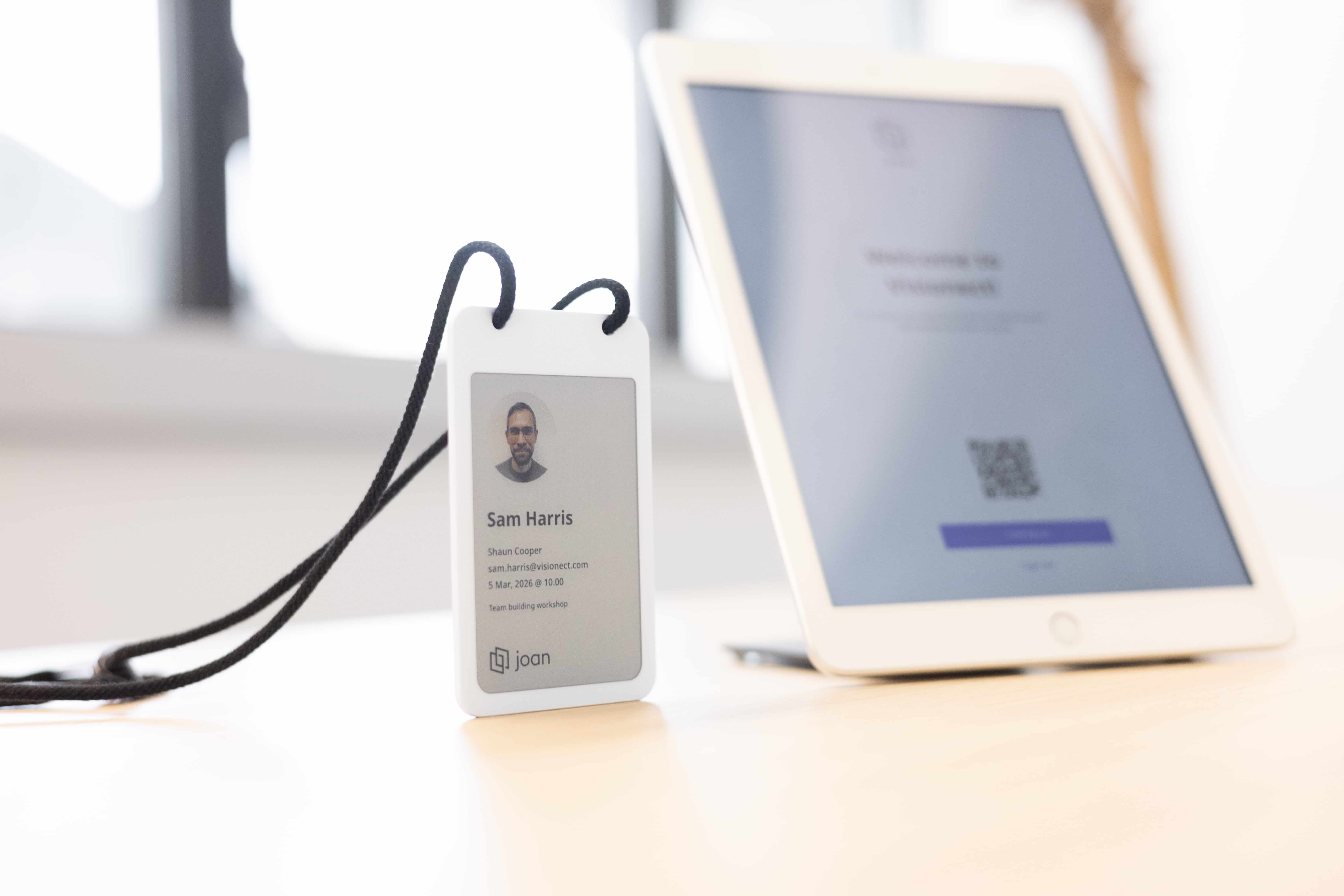 Joan wiederverwendbarer ePaper-Besucherausweis